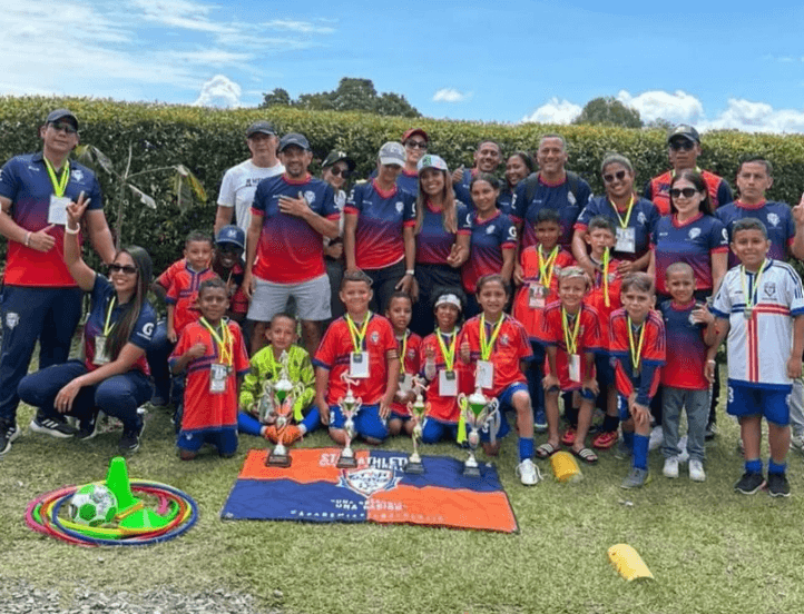 Equipo de la academia posando con sus trofeos y medallas