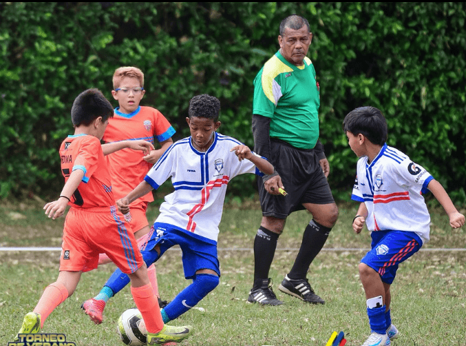 Niños de Star Athletic disputando el balón en un partido