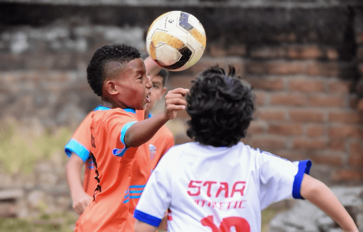 Jugador rematando de cabeza durante el juego