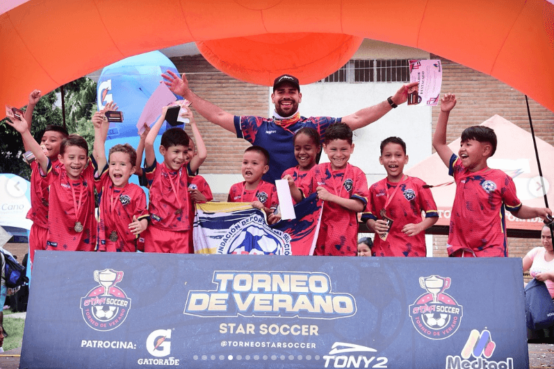 Equipo celebrando con el trofeo del Torneo de Verano